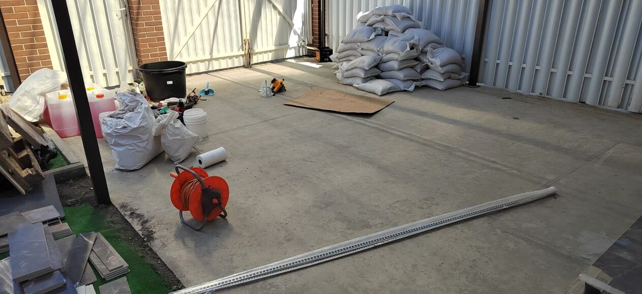 Förberedelse av betong eller cement-sand avjämningsmassa för en stenmatta